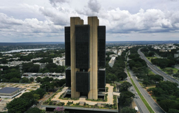Copom decide juros e C&acirc;mara pode votar fim da escala 6x1