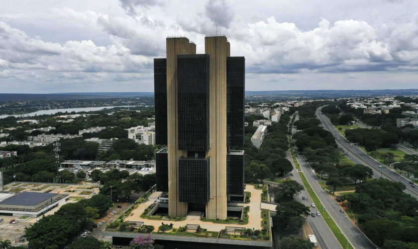 Copom decide juros e C&acirc;mara pode votar fim da escala 6x1