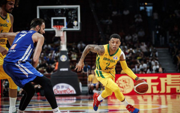 Basquete: alvo de racismo na Espanha, Yago Mateus enaltece Vini Jr.
