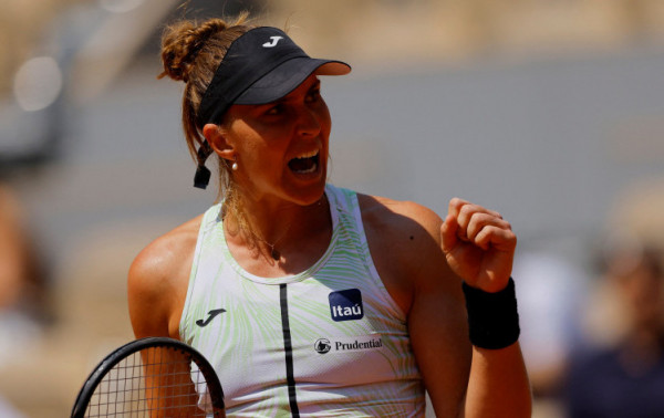 Bia Haddad d&aacute; sequ&ecirc;ncia a sonho e vai &agrave;s semifinais em Roland Garros