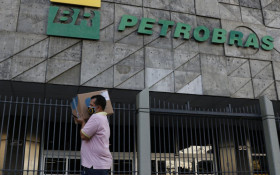 Petrobras reduz pre&ccedil;o do diesel para distribuidoras a partir desta segunda