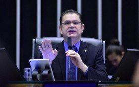 L&iacute;der do PL: esperar para ver tamanho da crise