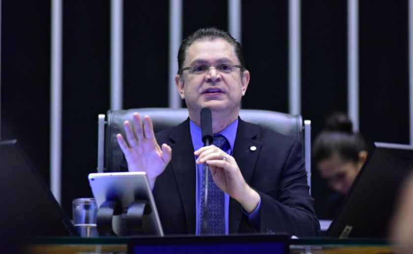 L&iacute;der do PL: esperar para ver tamanho da crise