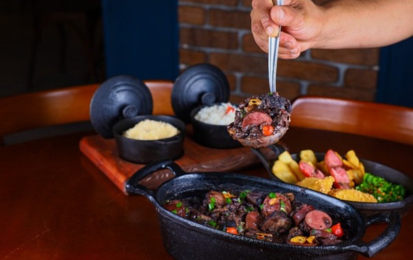 Feijoada beneficente com roda de samba no Feriado de S&atilde;o Jorge