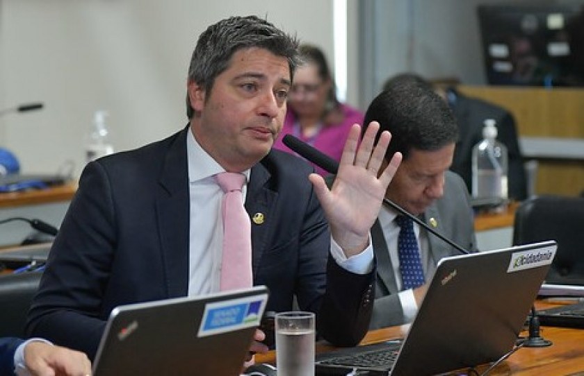 CORREIO BASTIDORES | L&iacute;der do PL: &eacute; preciso incentivar o trabalho, n&atilde;o diminuir 