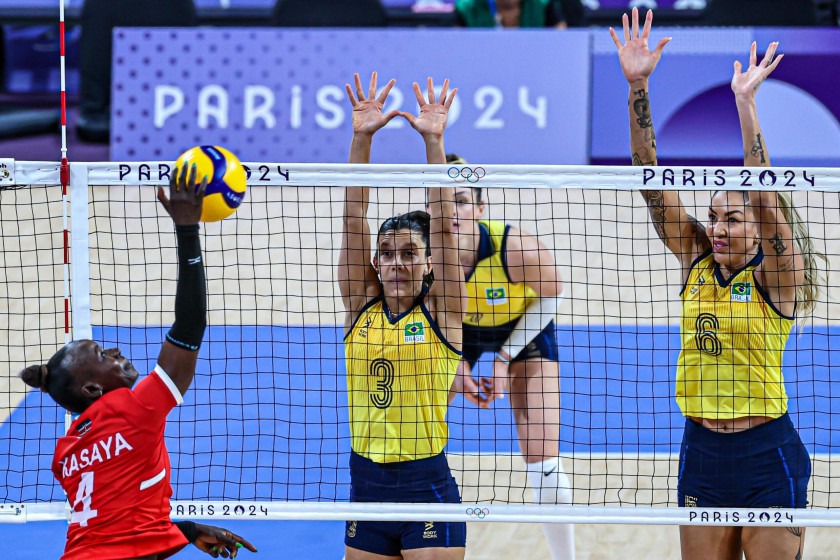 V&ocirc;lei feminino estreia com vit&oacute;ria tranquila em Paris