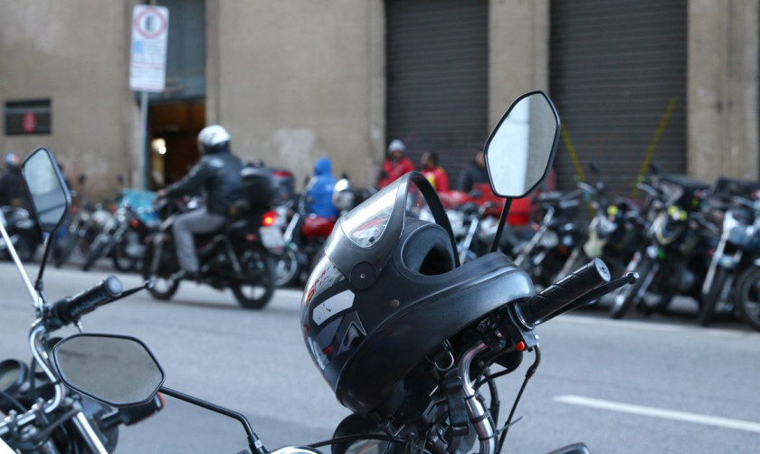 Moraes suspende exig&ecirc;ncia de seguro para motos por aplicativo