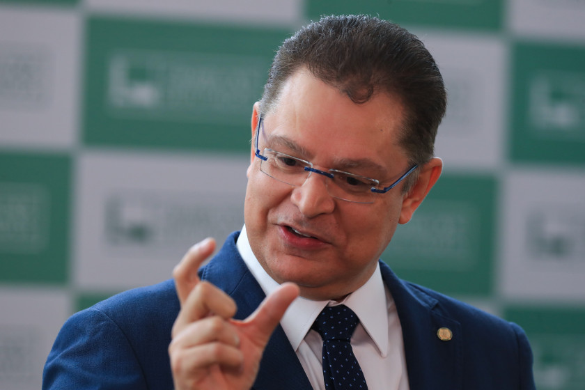 Cl&aacute;udio sai, e abre disputa