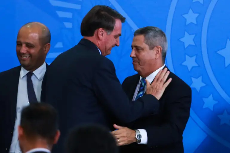 Moraes manda devolver celulares e computadores apreendidos de ex-ministro de Bolsonaro