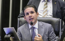 Hugo Motta critica tarifa dos EUA e defende reciprocidade econ&ocirc;mica