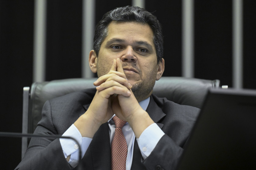 Alcolumbre revida &agrave; campanha do PT com suas bombas