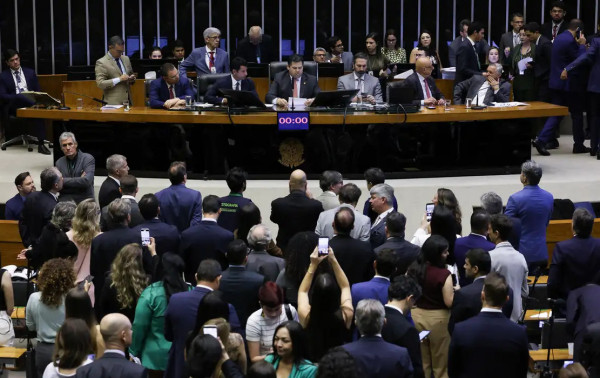 Congresso derruba 56 vetos de Lula ao PL do licenciamento ambiental