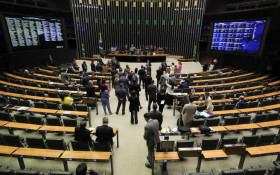 C&acirc;mara empossa novos deputados ap&oacute;s decis&atilde;o do TSE sobre elei&ccedil;&otilde;es
