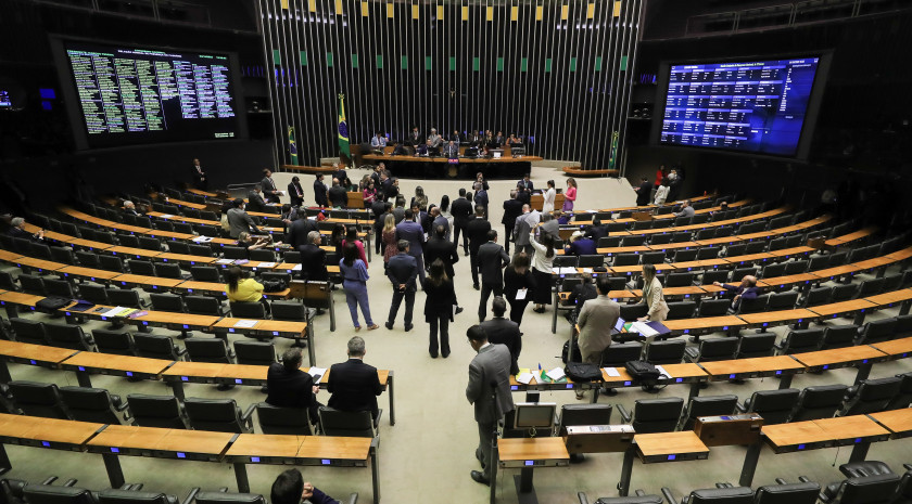 C&acirc;mara empossa novos deputados ap&oacute;s decis&atilde;o do TSE sobre elei&ccedil;&otilde;es