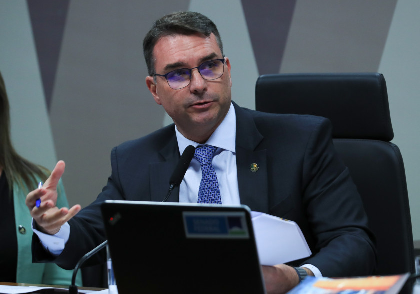Coluna Magnavita | Se desistir da Presid&ecirc;ncia, Fl&aacute;vio vai disputar reelei&ccedil;&atilde;o ao Senado e turbinar Douglas