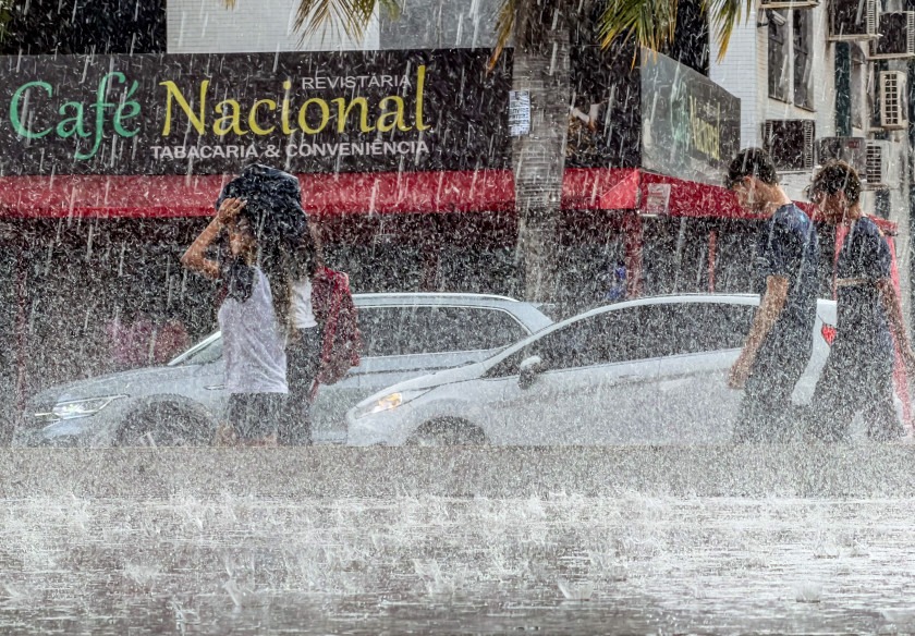 Chuva atinge parte do pa&iacute;s e temperaturas caem no Sudeste