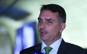 "N&atilde;o virei feministo", diz Fl&aacute;vio ao apresentar plano para mulheres