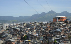 Coluna Magnavita | Equipamentos do novo telef&eacute;rico do Alem&atilde;o apodrecem em portos por miopia governamental