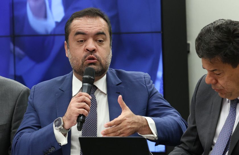 S&oacute;stenes ou Jordy: Bolsonaro decide quem entra no lugar de Castro