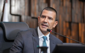 Aliados querem ver pr&eacute;‑candidato Douglas nas ruas