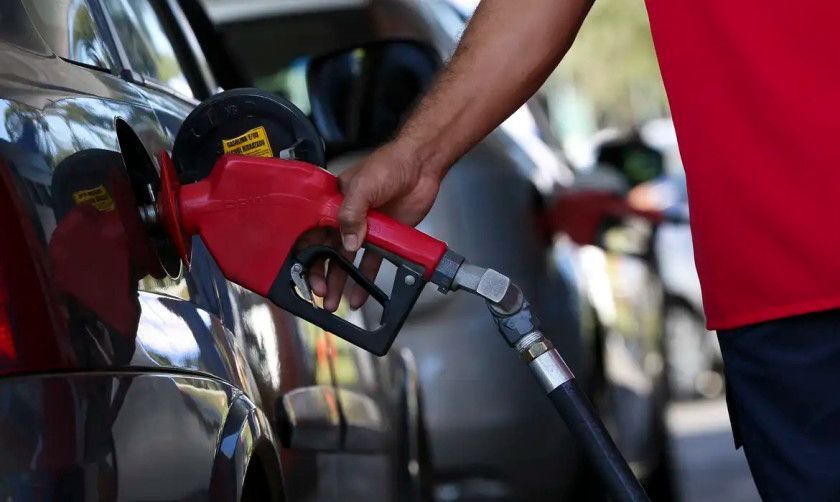 Governo an&uacute;ncia subs&iacute;dio de R$ 0,89 por litro da gasolina