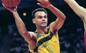 Oscar Schmidt &eacute; cremado com a camisa da sele&ccedil;&atilde;o brasileira de basquete