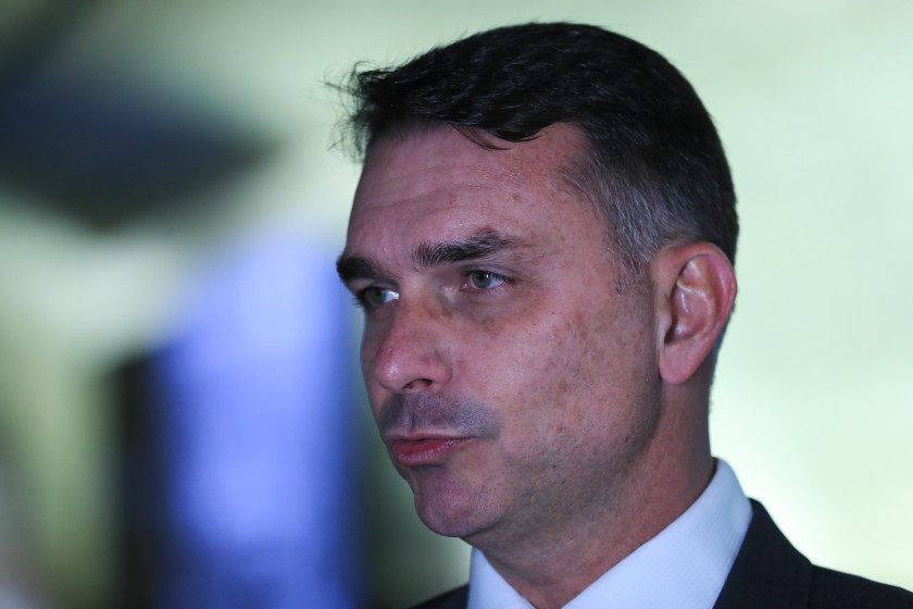 Fl&aacute;vio Bolsonaro coleta 38 apoios para pautar PEC da maioridade penal