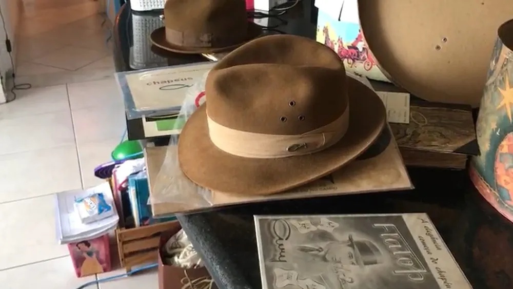 O ic&ocirc;nico chap&eacute;u de Indiana Jones nasceu aqui