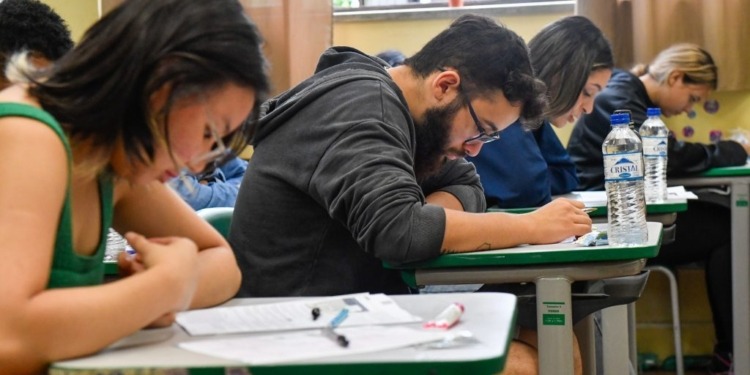 SP abre cadastro emergencial para professores com sal&aacute;rios de at&eacute; R$ 8,5 mil