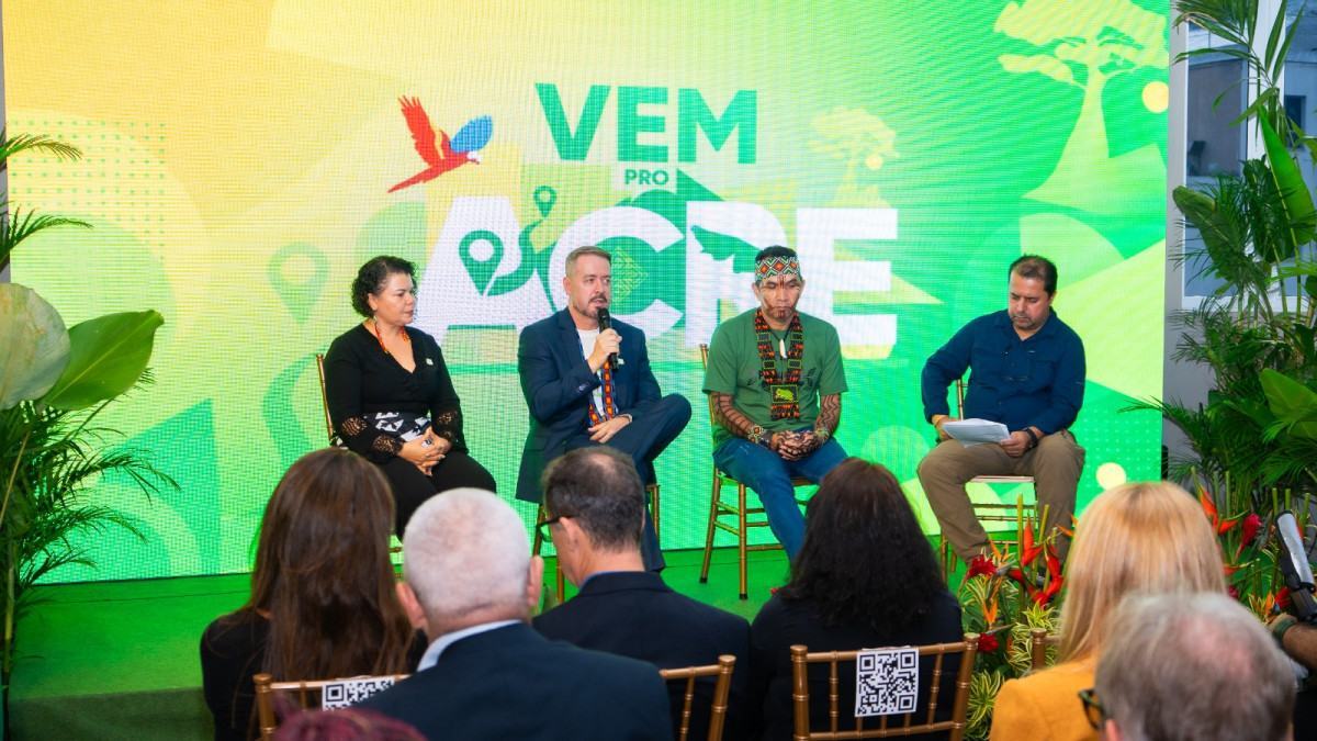 Painel "Acre Sustentável: Caminhos do Etnoturismo e da Bioeconomia na Amazônia". Na sequência estão: Thalita Figueiredo, fundadora do Destino Acre; secretário de Estado de Turismo e Empreendedorismo, Marcelo Messias; e Cacique Joel Puyanawa. O painel foi mediado pelo jornalista Carlos Minuano