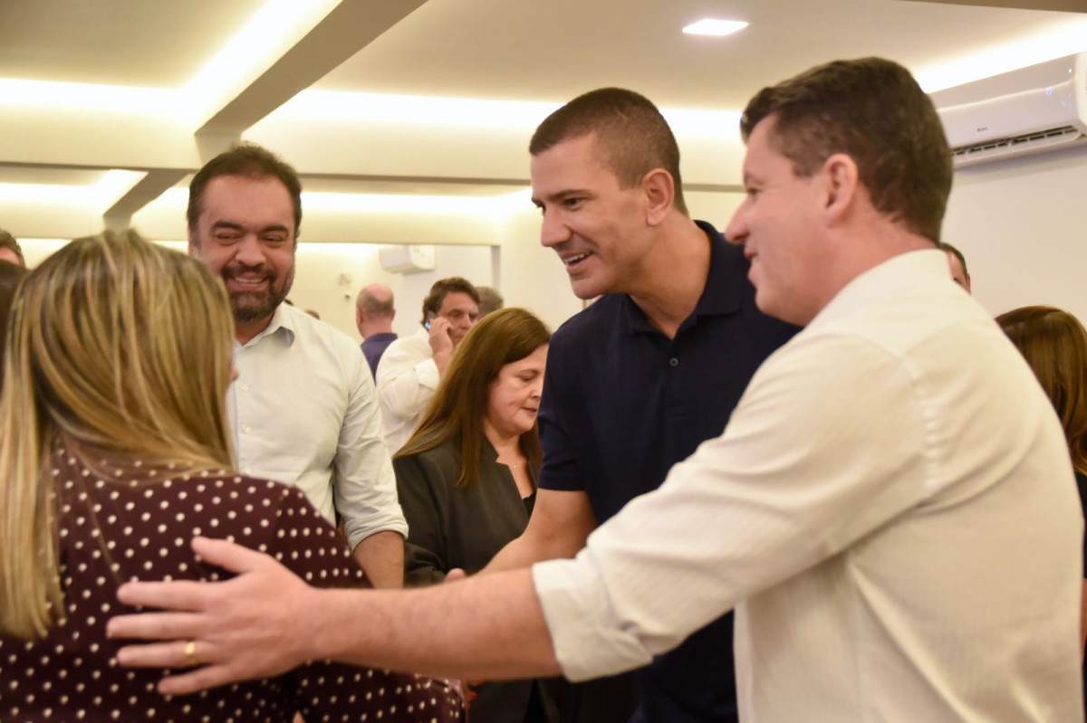 Durante o encontro, o presidente da Alerj, Douglas Ruas, com o ex-governador Cláudio Castro e o prefeito de Petrópolis, Hingo Hammes