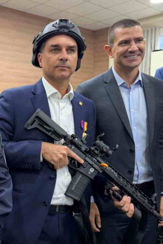 Coluna Magnavita | Fl&aacute;vio Bolsonaro vai &agrave; luta