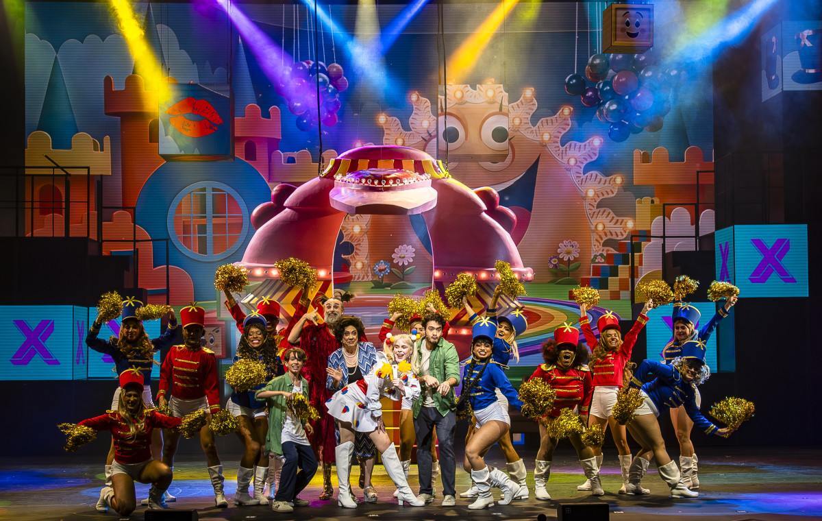 O musical Espelho Mágico conta a história da TV Globo em seus 60 anos evocando as figuras de Xuxa e personagens marcantes como a turma do Sítio Pica-pau Amarelo, O vidente Herculano Quintanilha, de O Astro e o Capitão Gay, imortalizado por Jô Soares, entre outros