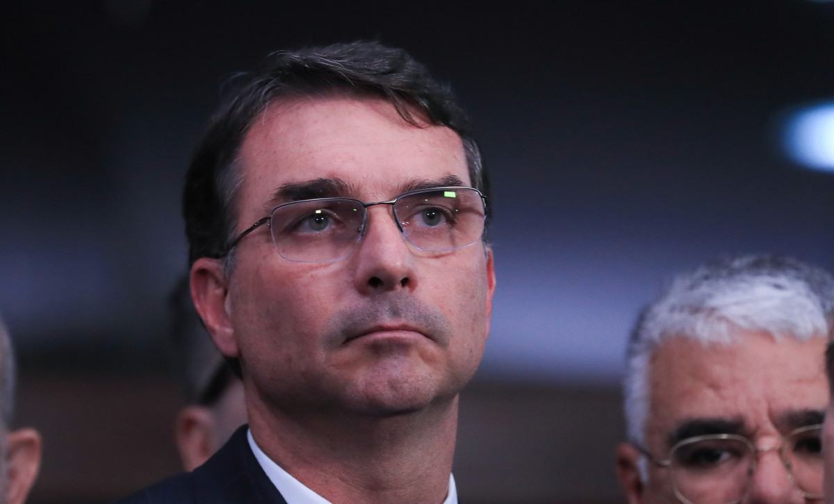 Mesmo que sangre muito, tend&ecirc;ncia &eacute; Fl&aacute;vio ficar