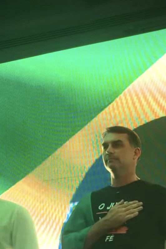 Fl&aacute;vio Bolsonaro afirma que vence no 1&ordm; turno