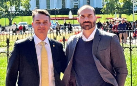 PF investiga financiamento do filme Dark Horse ap&oacute;s mensagens sobre Fl&aacute;vio Bolsonaro