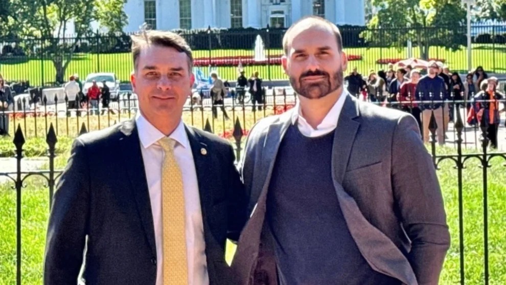 PF investiga financiamento do filme Dark Horse ap&oacute;s mensagens sobre Fl&aacute;vio Bolsonaro
