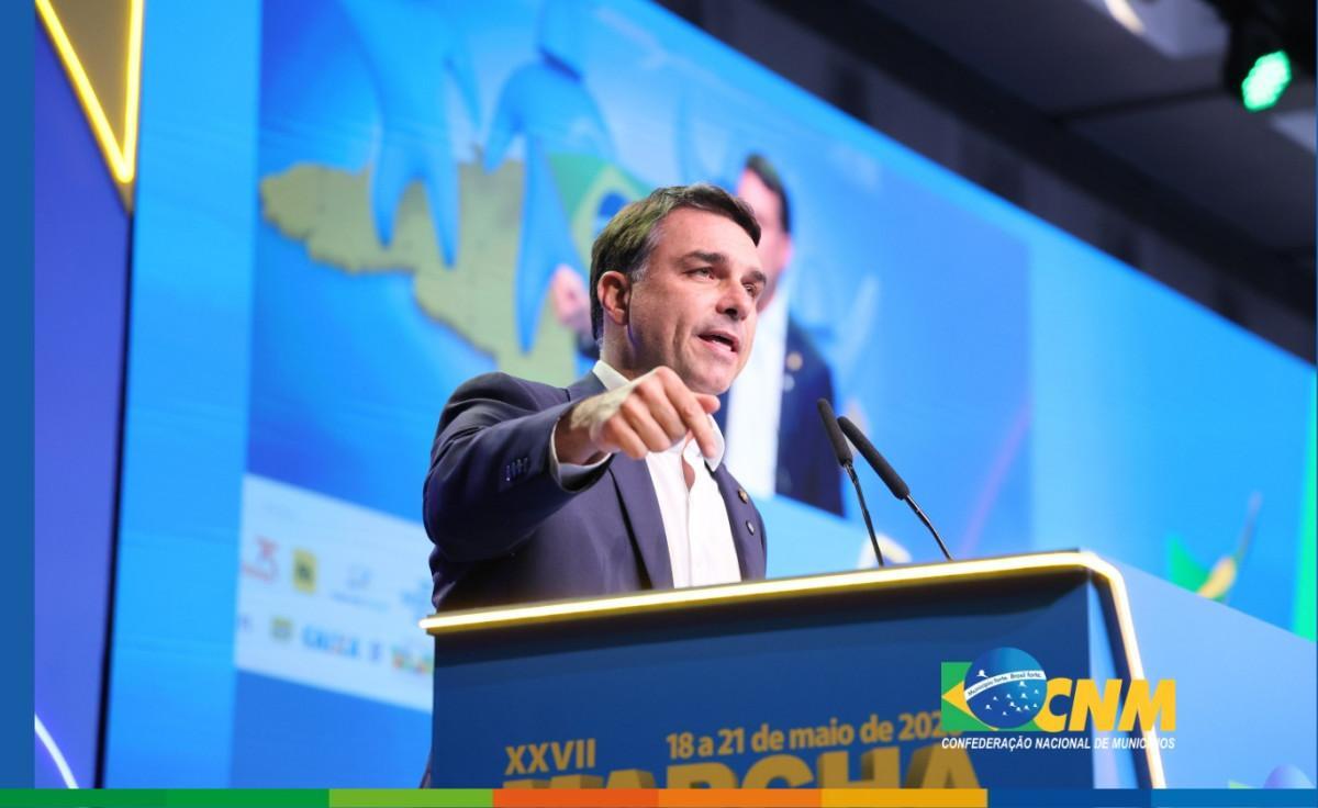 Vaias, aplausos e &aacute;udios: Fl&aacute;vio tenta conter crise do caso Master