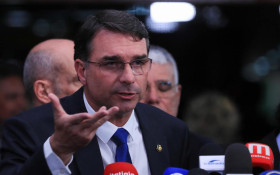 Fl&aacute;vio Bolsonaro critica taxa de juros elevada do Banco Central