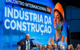 Lula anuncia cr&eacute;dito de R$ 30 bi para motoristas em SP
