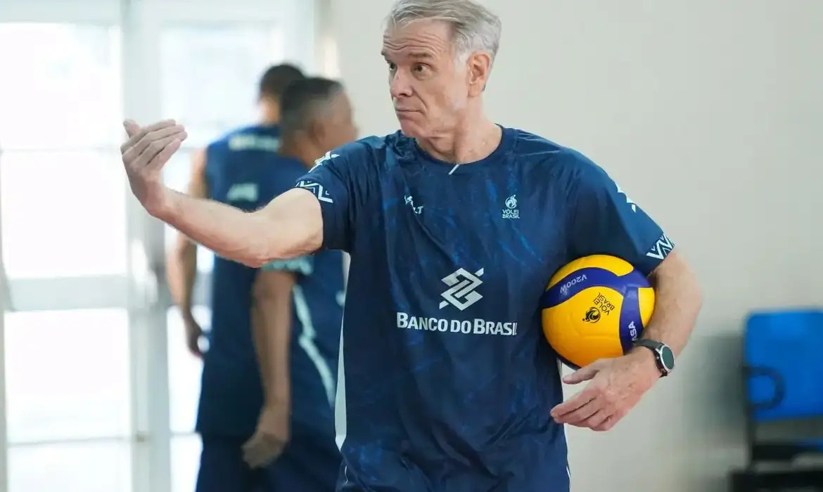 Bernardinho anuncia os inscritos do Brasil na Liga das Na&ccedil;&otilde;es de V&ocirc;lei
