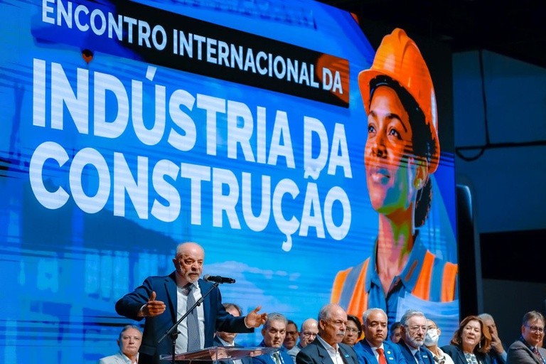 Lula anuncia cr&eacute;dito de R$ 30 bi para motoristas em SP