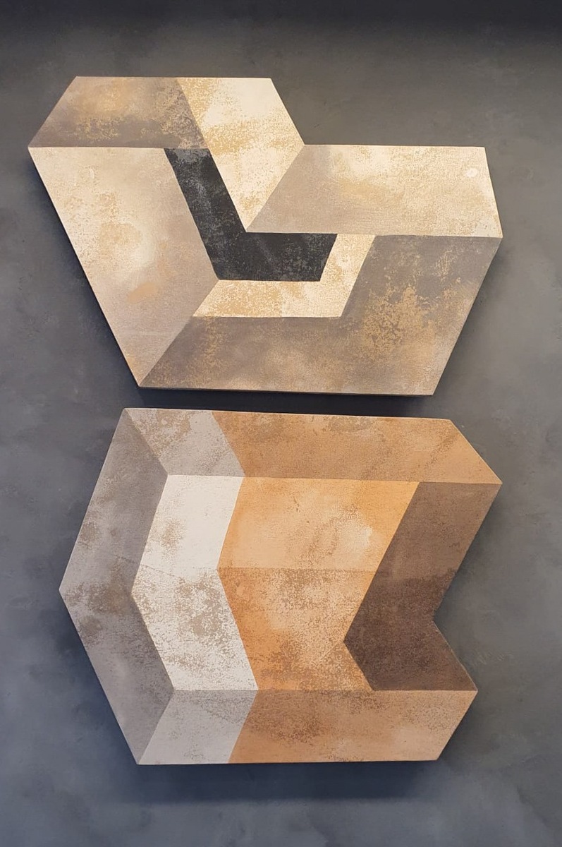 O conjunto de obras atravessa linguagens distintas: cerâmica de alta temperatura, pintura em técnica mista com pigmentos naturais, colagem, carvão e pastel oleoso, além de esculturas que incorporam concreto e terra extraídos das ruas das cidades mineiras