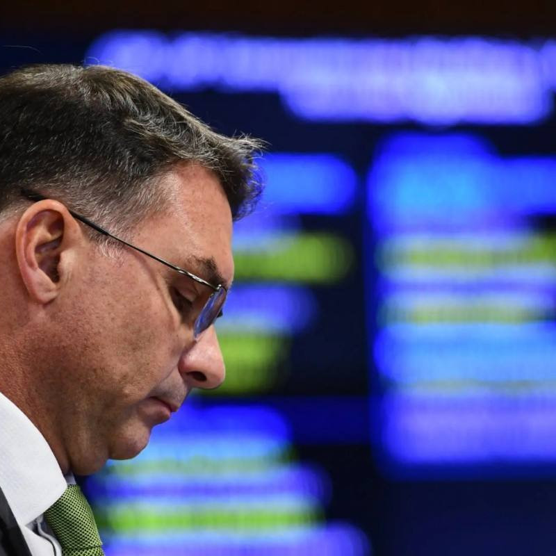 Flávio Bolsonaro negociou com Vorcaro repasses de dinheiro para Dark Horse