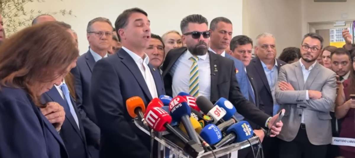 PL quer tirar dos Bolsonaro o controle da campanha