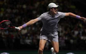 Jo&atilde;o Fonseca vira jogo &eacute;pico e encara Djokovic em Paris