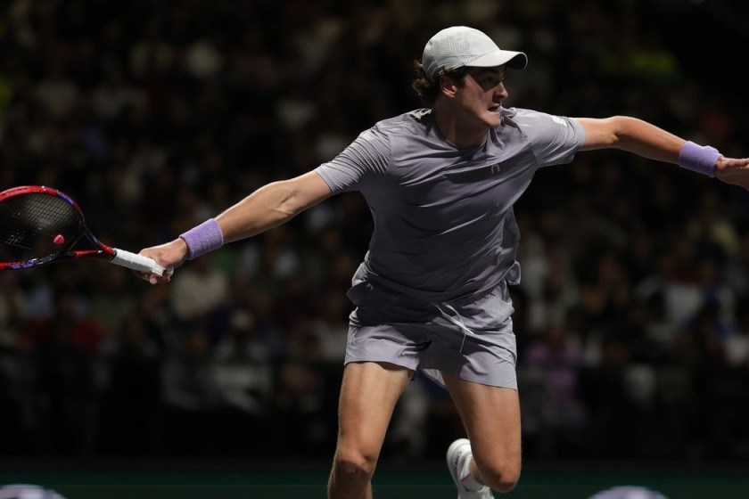 Jo&atilde;o Fonseca vira jogo &eacute;pico e encara Djokovic em Paris