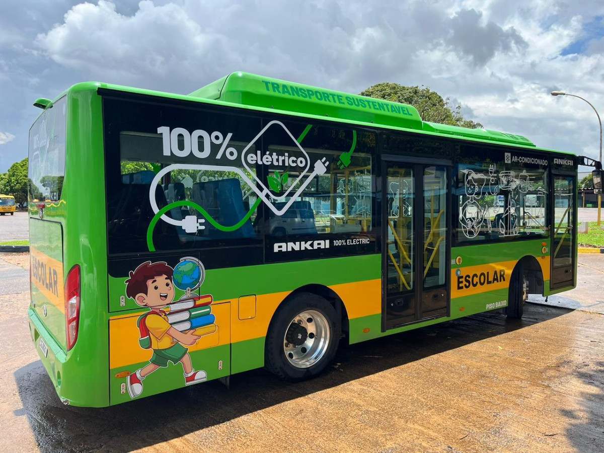 BRASILIANAS | DF inicia testes com &ocirc;nibus escolar 100% el&eacute;trico em rota da rede p&uacute;blica