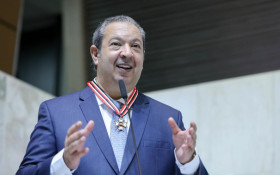 Ricardo Izar J&uacute;nior recebe honraria por defesa animal