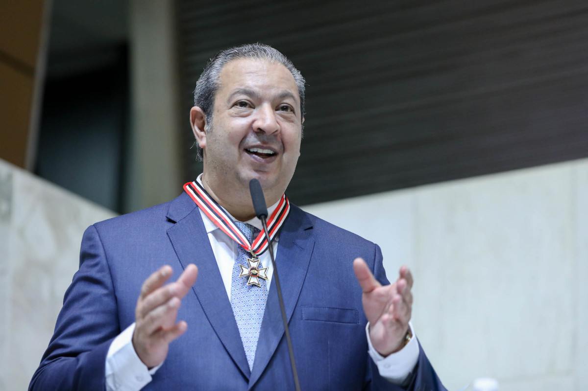 Ricardo Izar J&uacute;nior recebe honraria por defesa animal